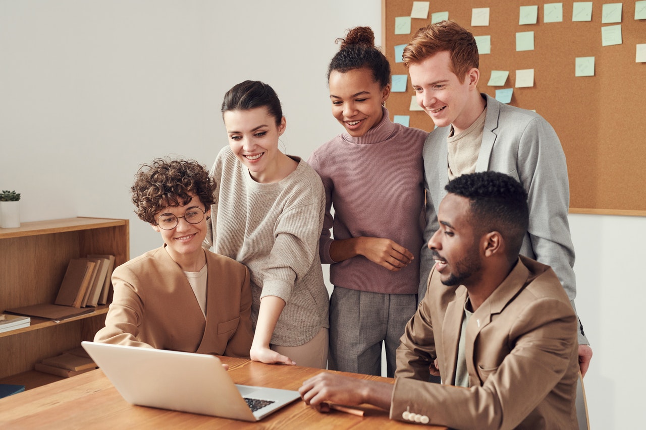 portatil con equipo trabajo