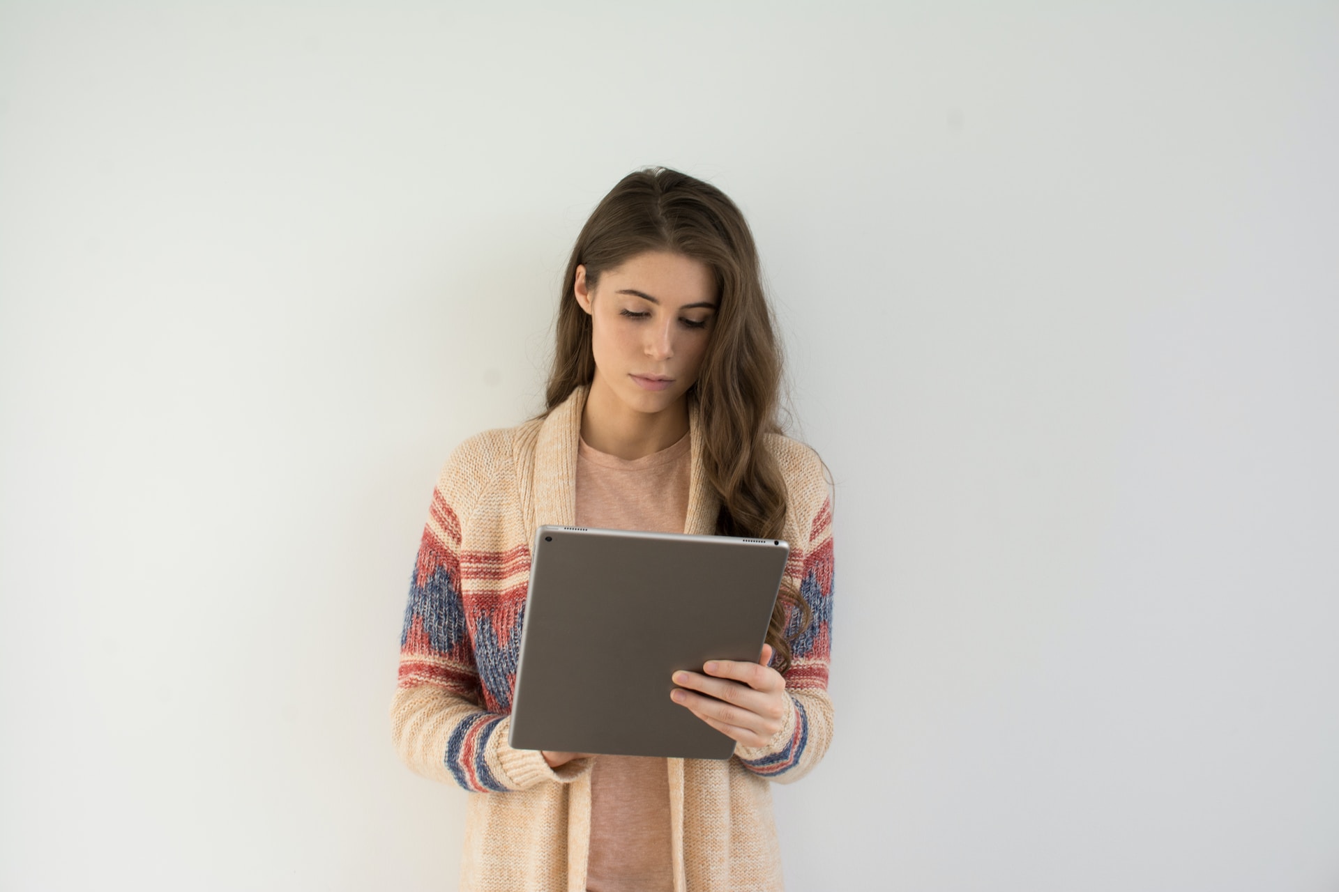 leyendo en la tablet